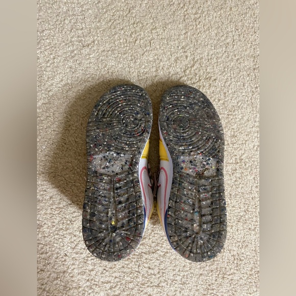 Big Kid Jordan 1 Low - Picture 5 of 5